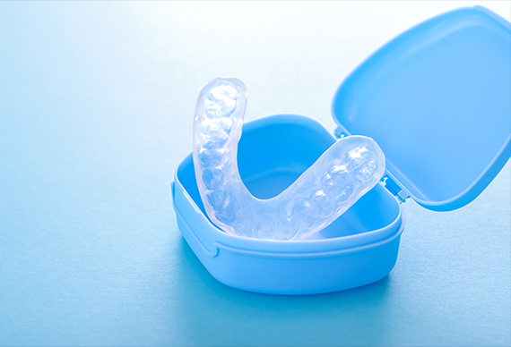 診療案内_10_顎関節症・歯ぎしり・食いしばりコラム02 歯を守り、症状を緩和する「スプリント療法」
